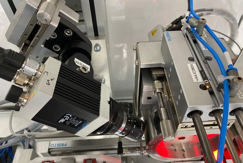 Kontrolní zařízení na měření délky jehel I-III